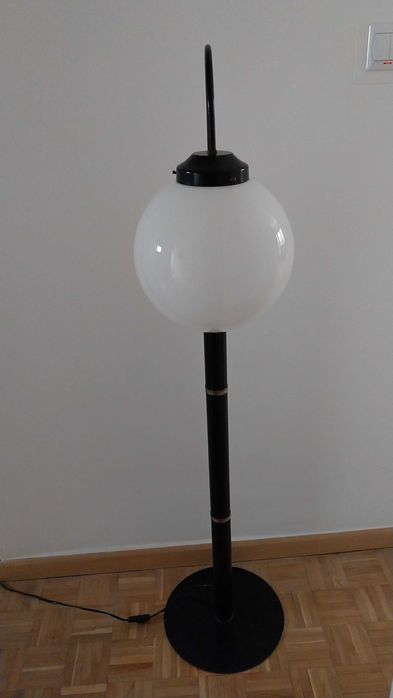 Lampa stojąca z kloszem