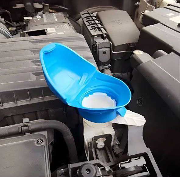 Кришка - лійка універсальна бачку омивача 4.6-5см