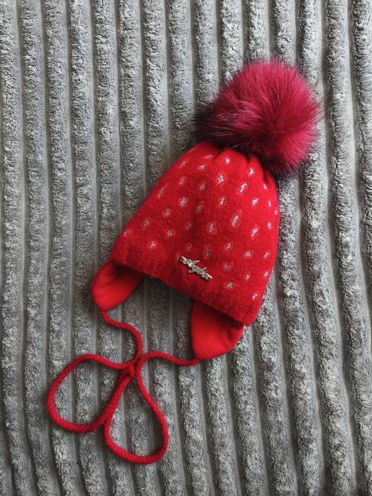 Дуже стильна червона шапочка з помпоном