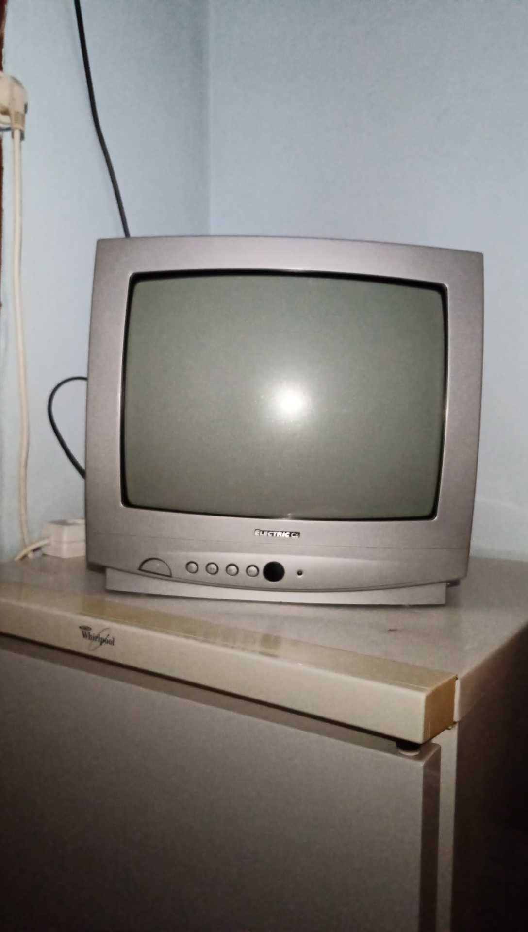 Vendo Tv da marca Electric CO, cor cinzenta, sem comando