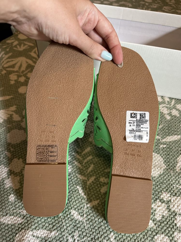 Chinelos verdes com bordados Lança Perfume novos