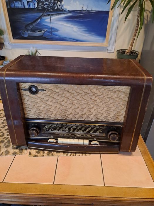 Zabytkowe radio lampowe.