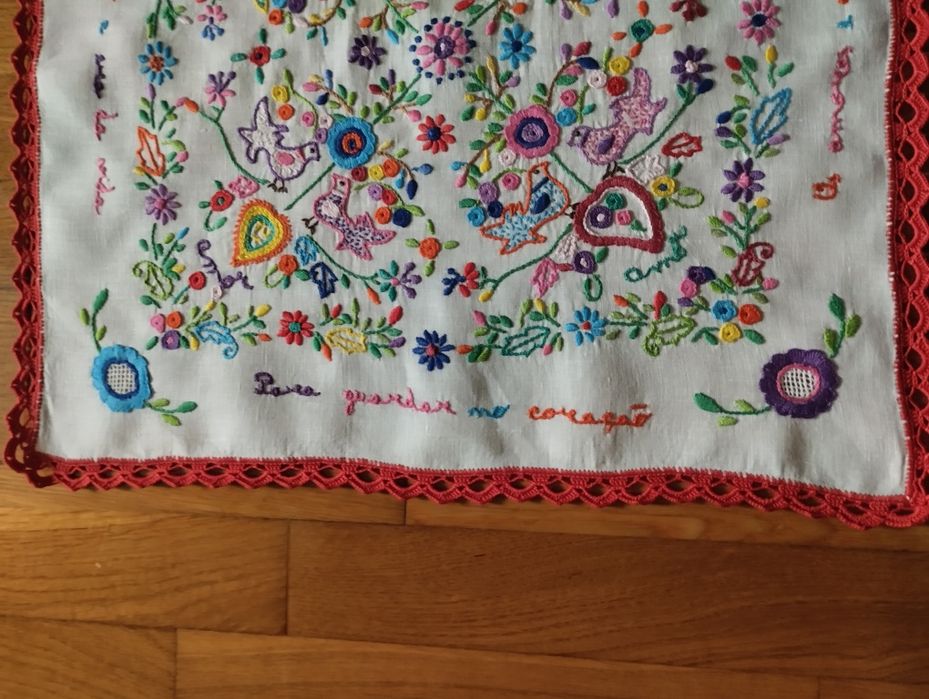 Lenço em linho bordado á mão