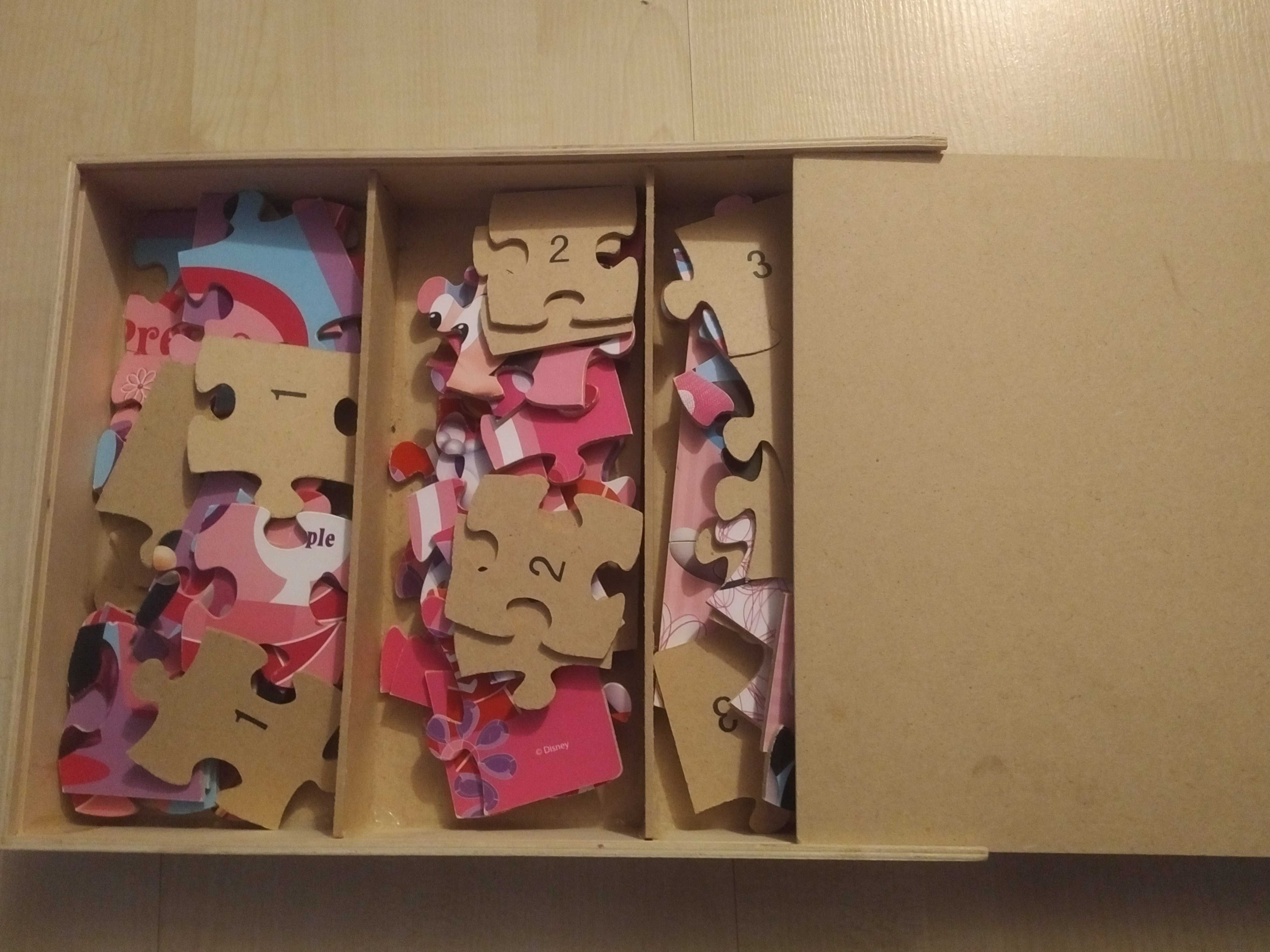Puzzle drewniane, 3 komplety po 24 elementy, w drewnianym pudełku.