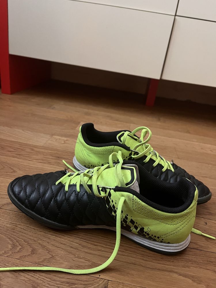 Buty firmy Kipsta (halówki)