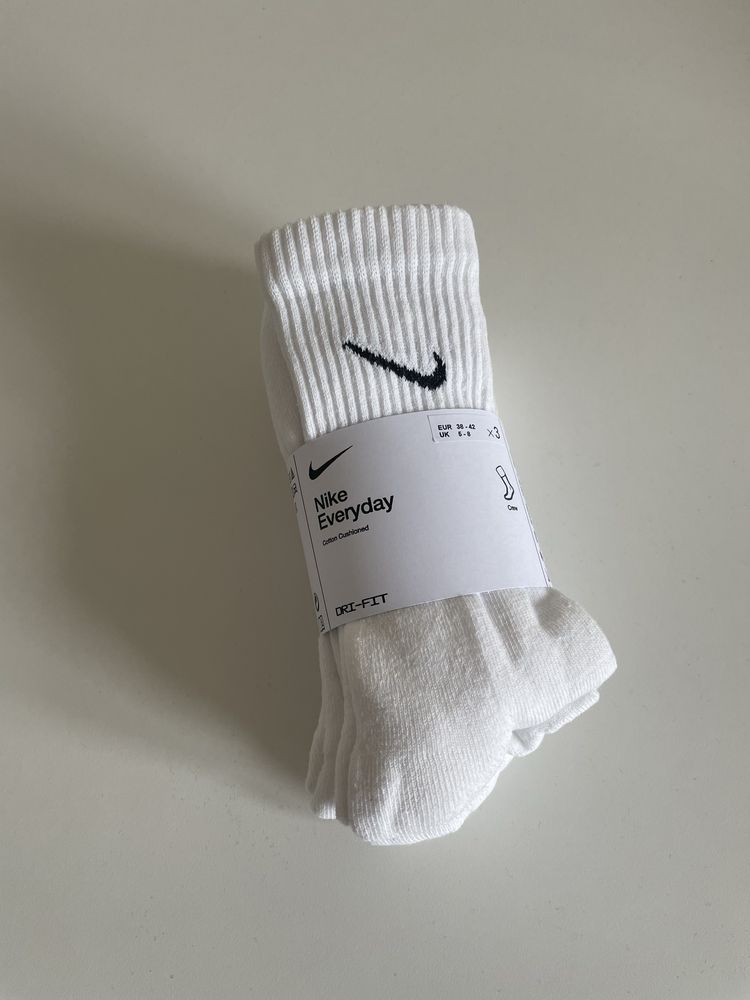 Nike Wysokie Białe Skarpety 38-42(3 par) frota na stopie