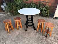 Mesa artesanal + 4 bancos