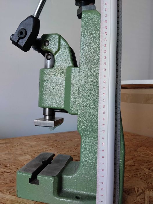 Prasa ręczna Schmidt ( 12 kg ) kolanowa