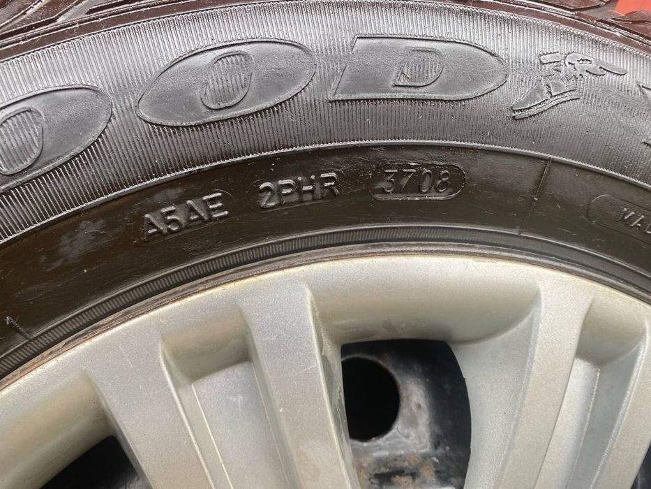 Продам шини,зимова гума R15 на Тойоту(Оригінал)