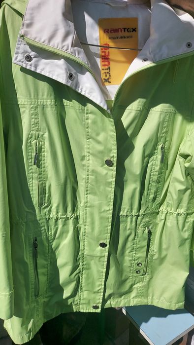 Жіноча осіння куртка