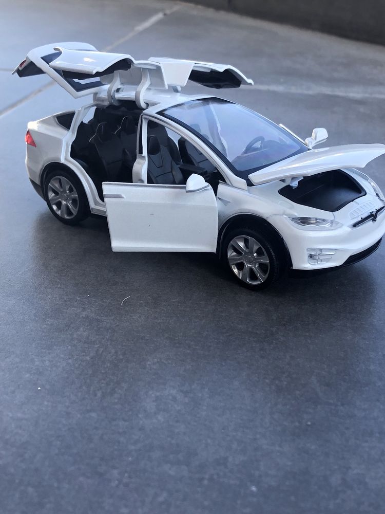 TESLA model X miniatura 1:32 15cm