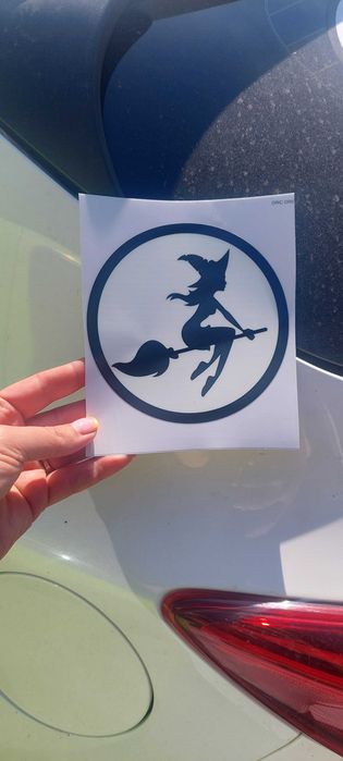 Виниловая наклейка (вінілова наліпка) на авто жінка за кермом ведьма