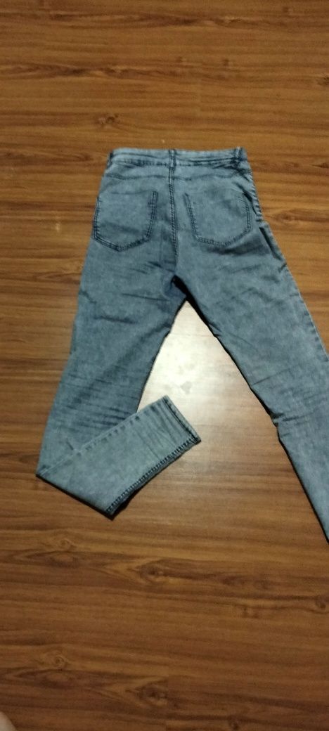 Продам джинси на бірці р.36 .
