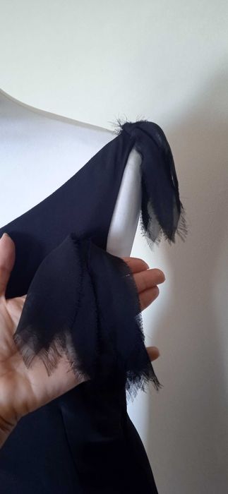 sukienka czarna na jedno ramię