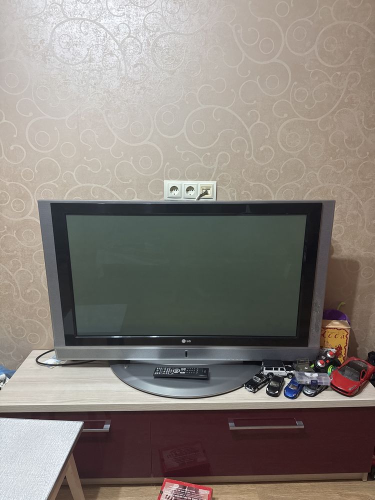 Телевізор lg 42pc1rr 2006 року