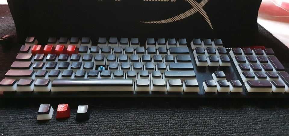 Vendo teclado Gaming HyperX Alloy Fps MXBLue +  OFERRA HyperX Pudding