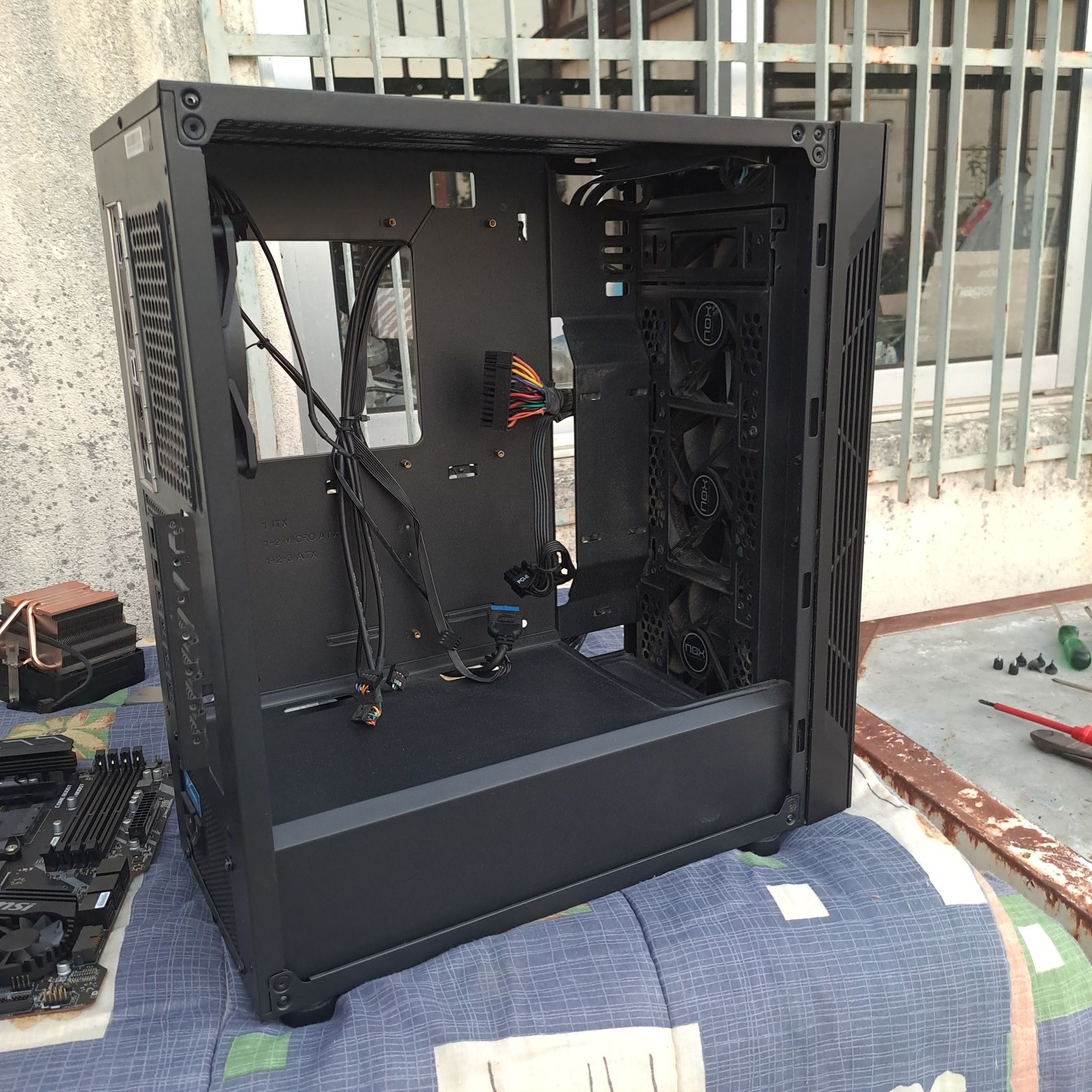 Caixa de Computador MSI com Vidro Temperado + Fonte Seasonic SS-620GB