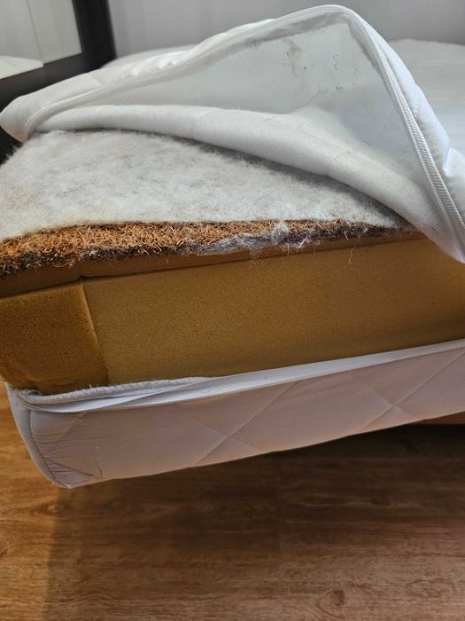 Łóżko z materacem