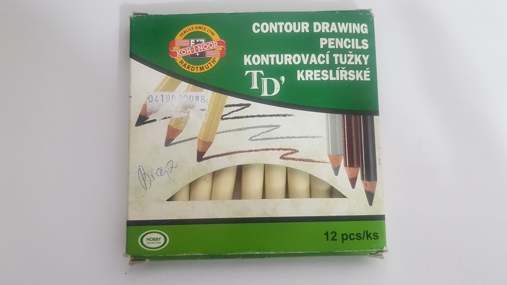 Kredki KOHINOR czarne nr 3221
Kolor czarny. 
Cena 1,00 zł/