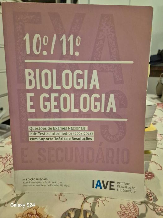 Livro Exame Nacional Física e Química A 10° e 11°anos IAVE