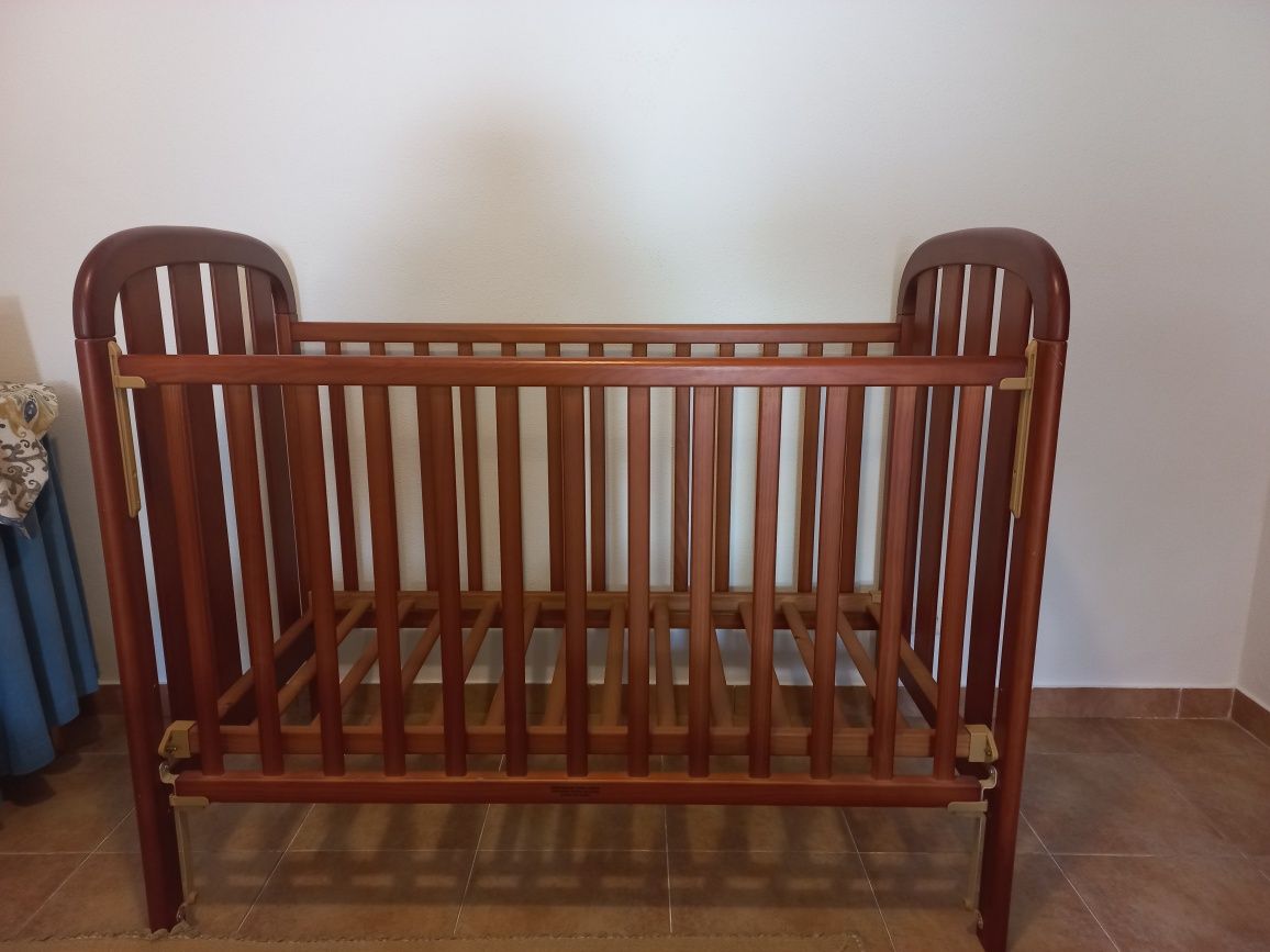 Cama de bebé em madeira