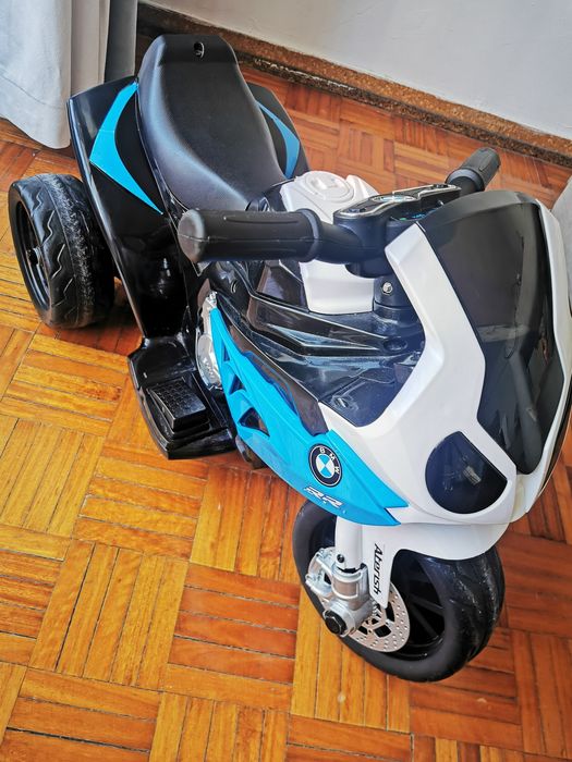 Mota BMW eléctrica com carregador