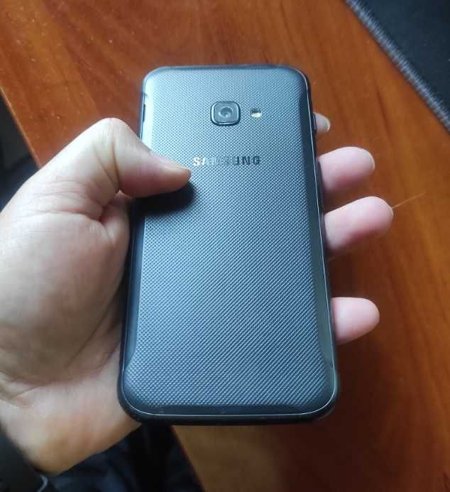 Smartfon Samsung Galaxy Xcover 4 2 GB / 16 GB czarny