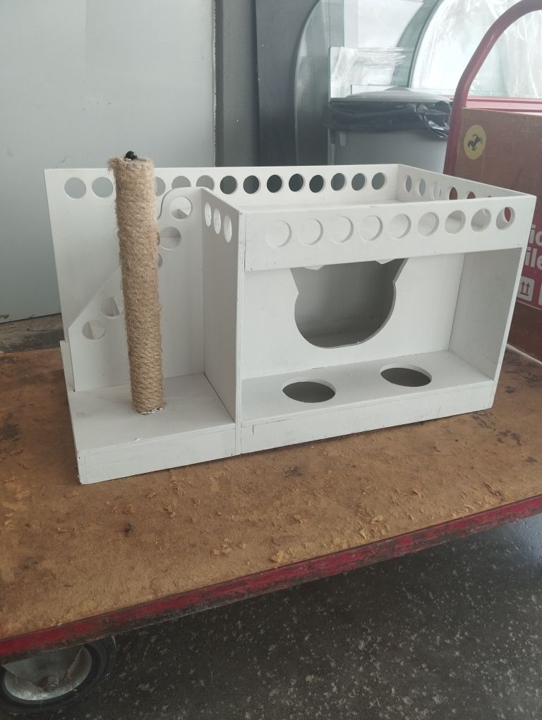 Casa para gatos com arranhador