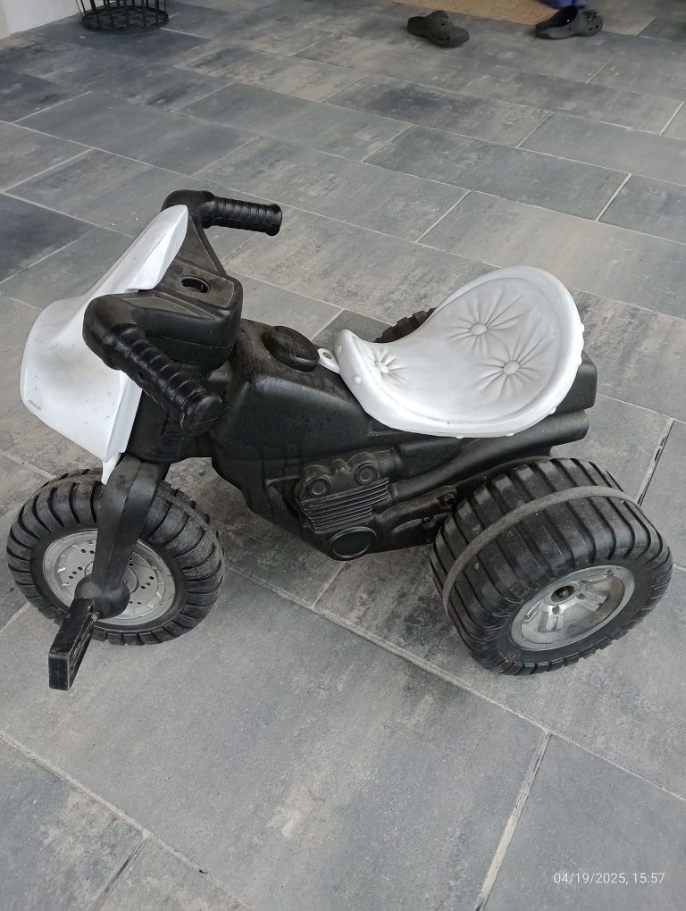Jeździk na pedały, motor