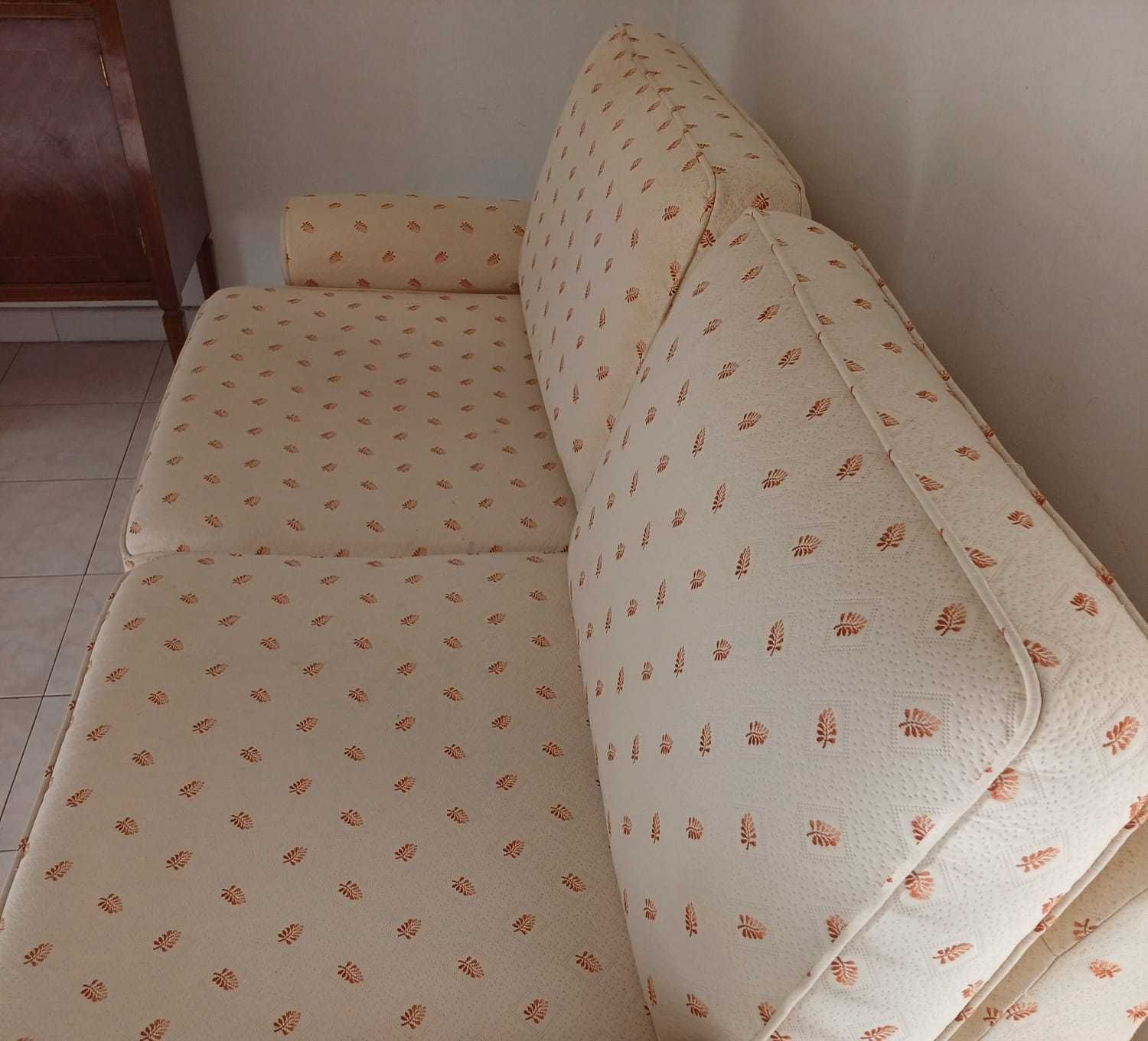 Sofá 3 lugares com cama (bem estimado)