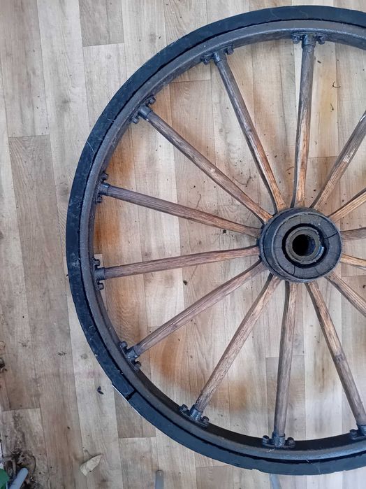 koło od wozu obręcz metalowa szprychy drewniane koła dwie sztuki 98 cm