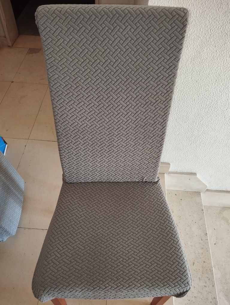 Vendo 4 cadeiras de mesa de jantar
