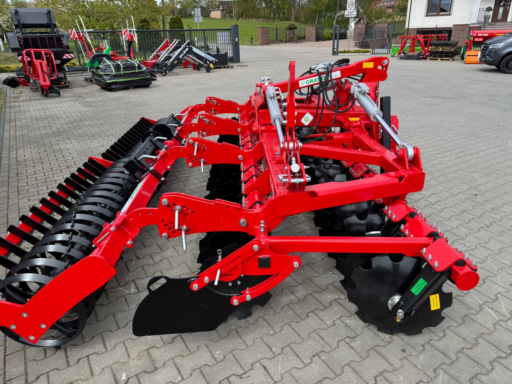 Brona Shark SHS 4,0 m hydraulicznie składana zawieszana GRANO SYSTEM