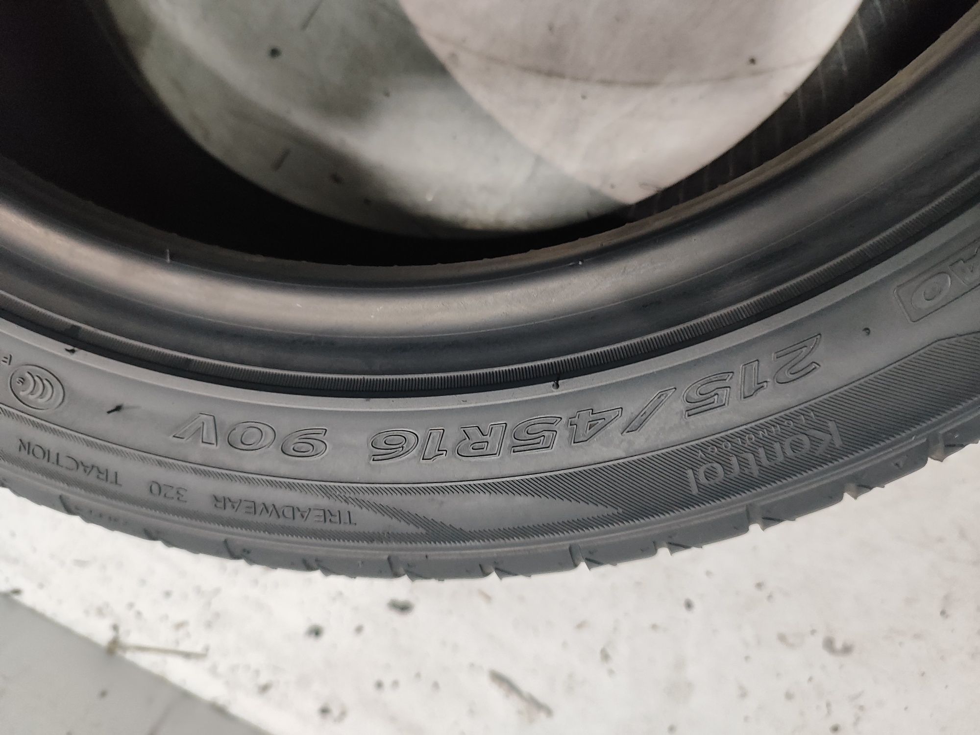 2 pneus semi novos Hankook 215/45R15 Oferta dos portes