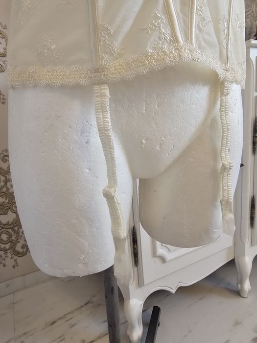 Gorset do pończoch w kolorze kości słoniowej rozm 75F Marie Lingerie