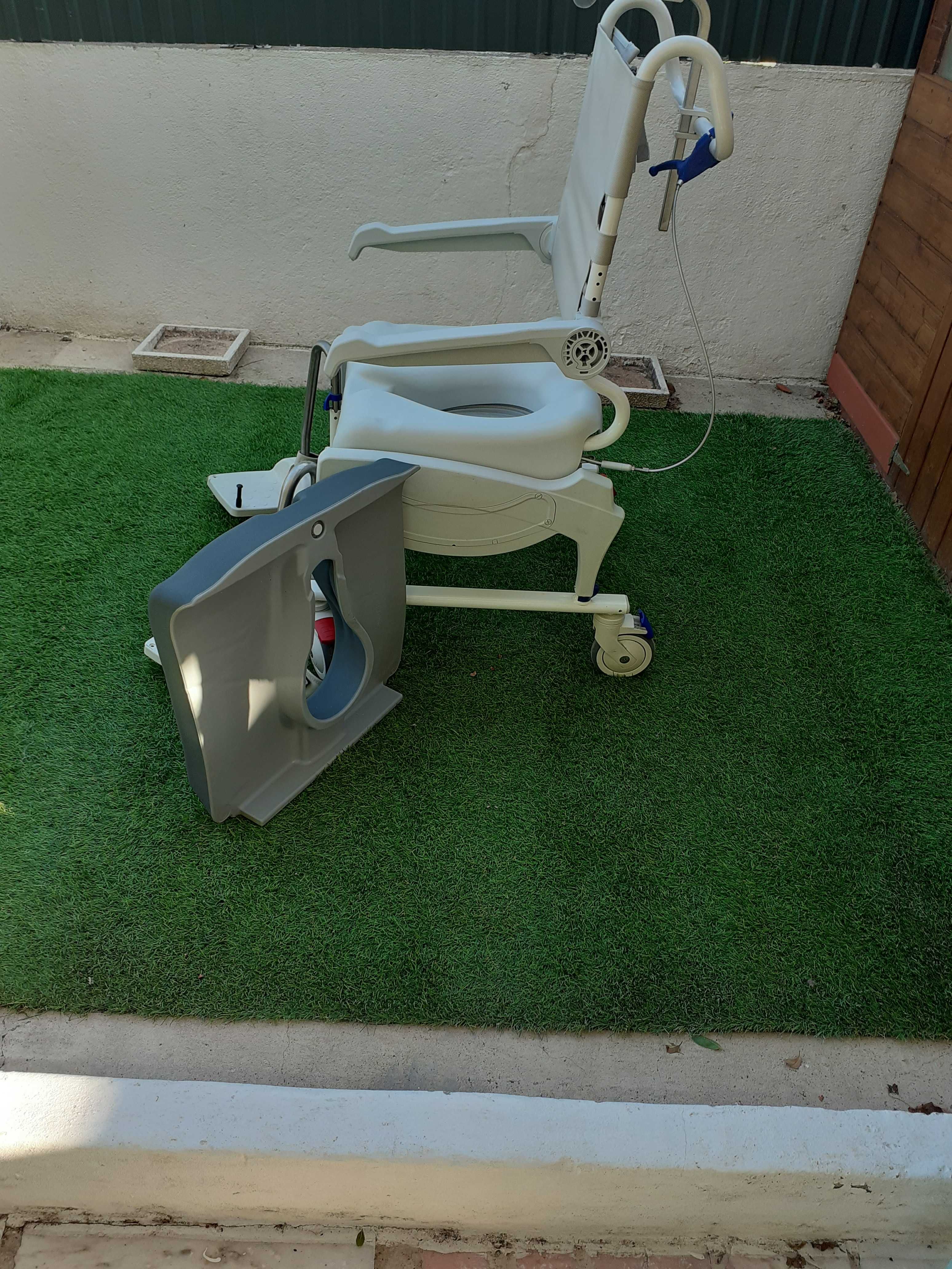 Cadeira de banho sanitária rodas  função de báscula e almofada AQUATEC