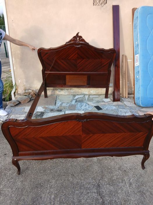 Cama em cerejeira ,com colchão,  estrado,mesinha e, comodaaduas mesinh