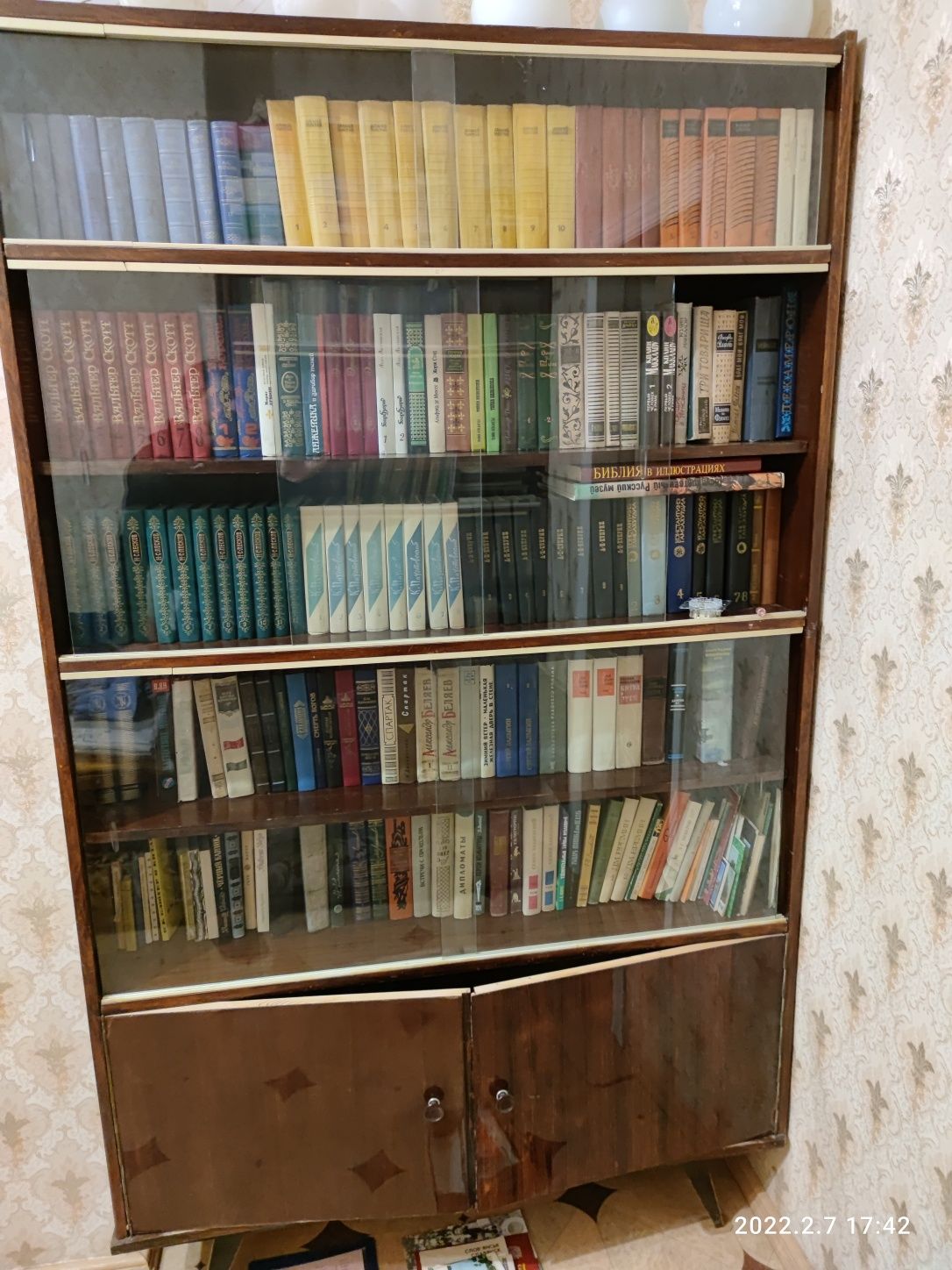 книжный большой шкаф