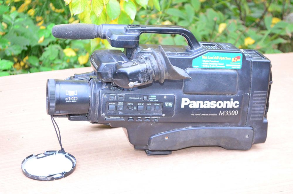 Большая VHS-видеокамера Panasonic NV-M3500 для видеомагнитофона