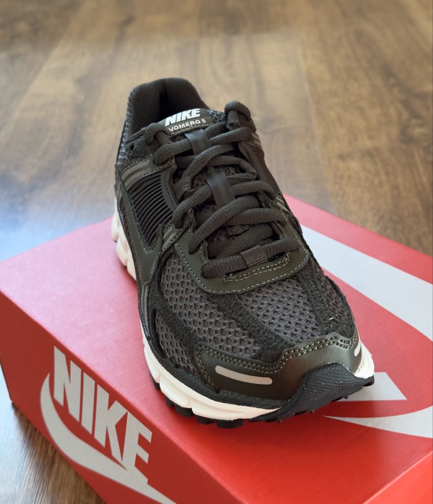 Кросівки W Nike ZOOM VOMERO 5