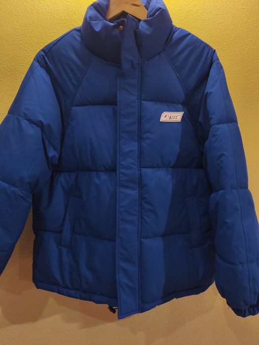 Жіноча осіння (зимова) куртка/пуховик королівського синього кольору.