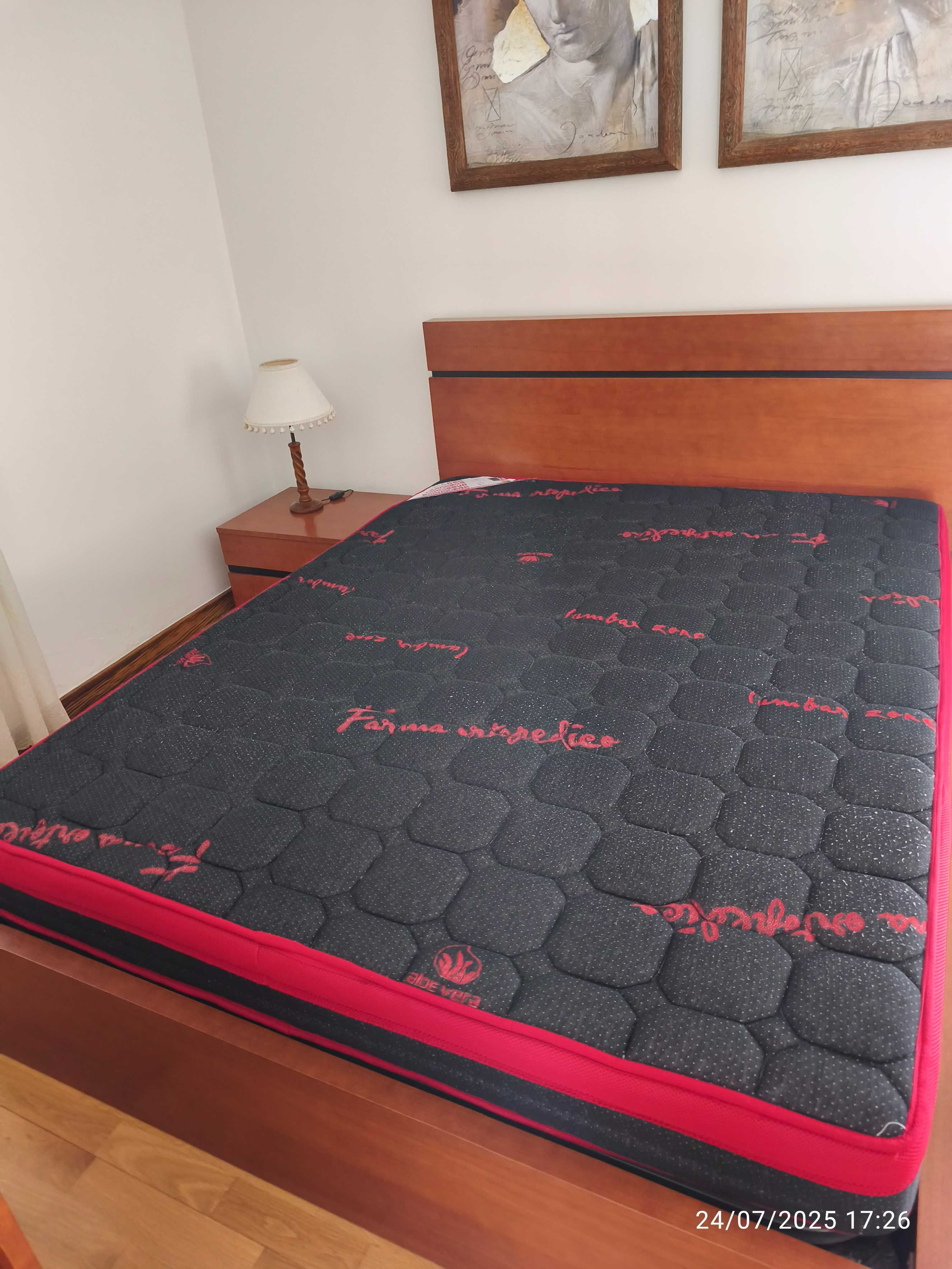 Cama elevatória em cerejeira + colchão + 2 mesas cabeceira