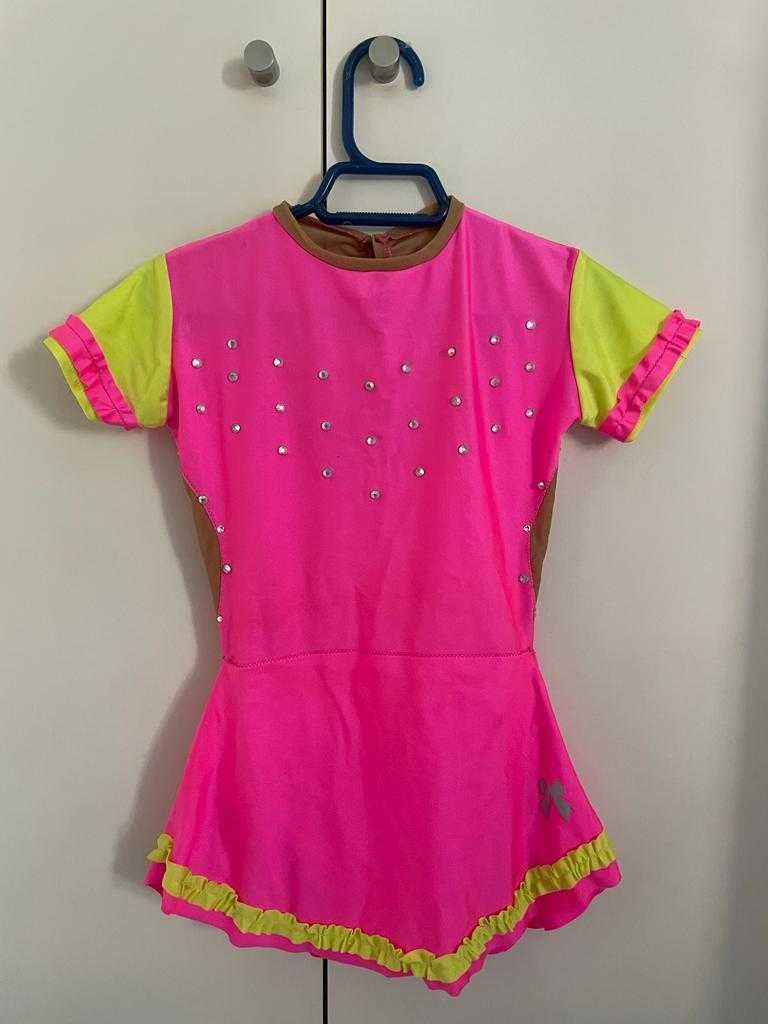 Maillot de ginástica rosa e amarelo com brilhantes