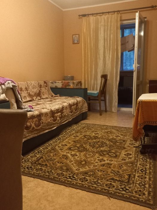 Здається окрема  кімната в 3-х кімнатній квартирі.