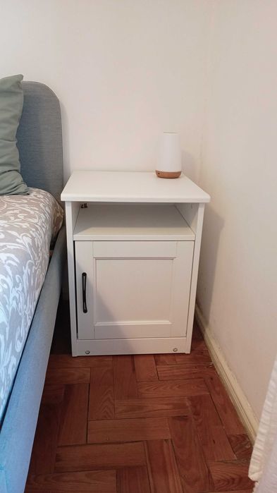 Duas mesas de cabeceira IKEA como novas com ótimo preço!