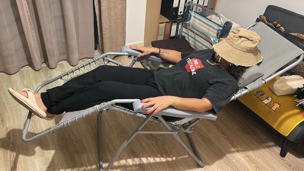 Espreguiçadeira cinzenta com duas posições