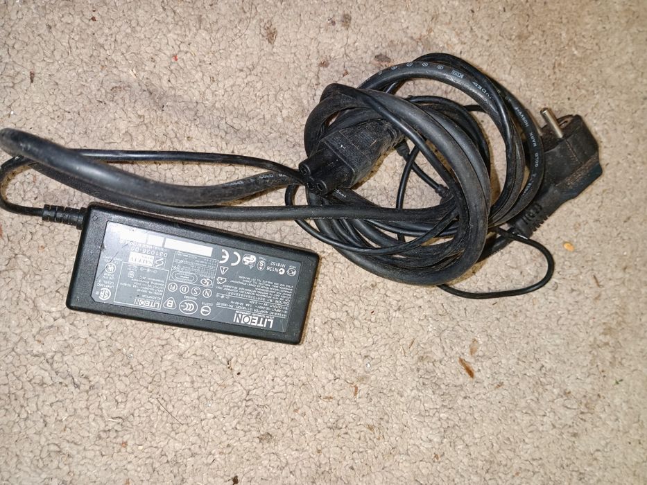 transformador de corrente alternada (AC) da marca Lite-On, modelo PA-1