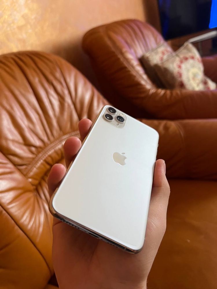 Продам власний iPhone 11 pro max на 256gb у кольорі Silver.