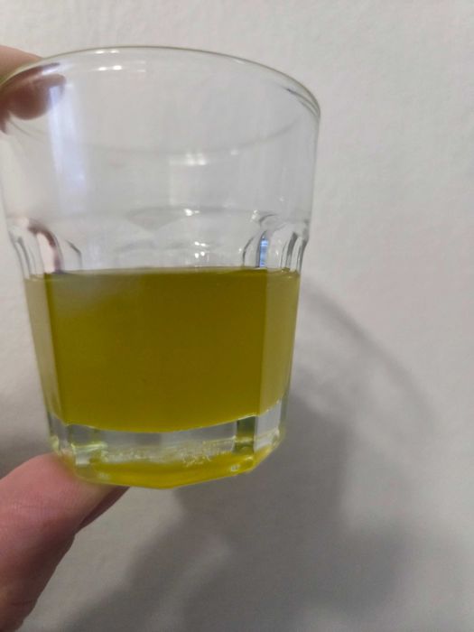 Świeżo tłoczona oliwa z oliwek prosto z Sycylii dostępna od ręki