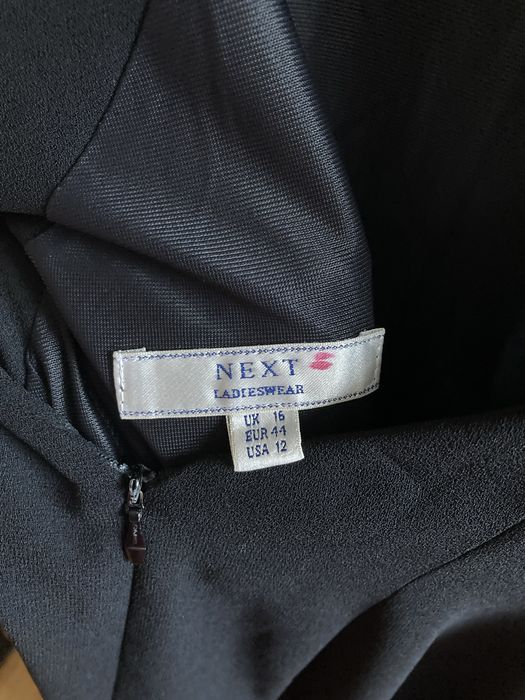 Elegancka klasyczna czarna sukienka z odkrytymi plecami r.44